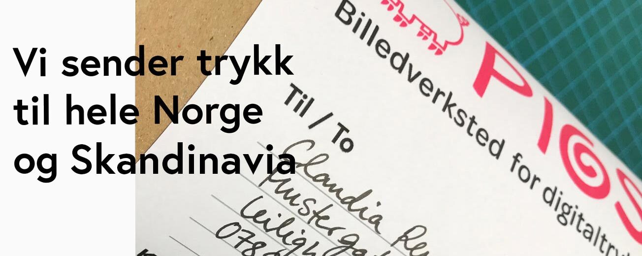 Printet er pakket i rør med forsendelseslabel og sporing